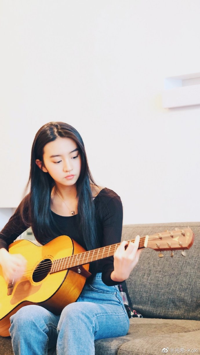 木村光希弹吉他解锁新技能 一头长发气质出众文艺范十足