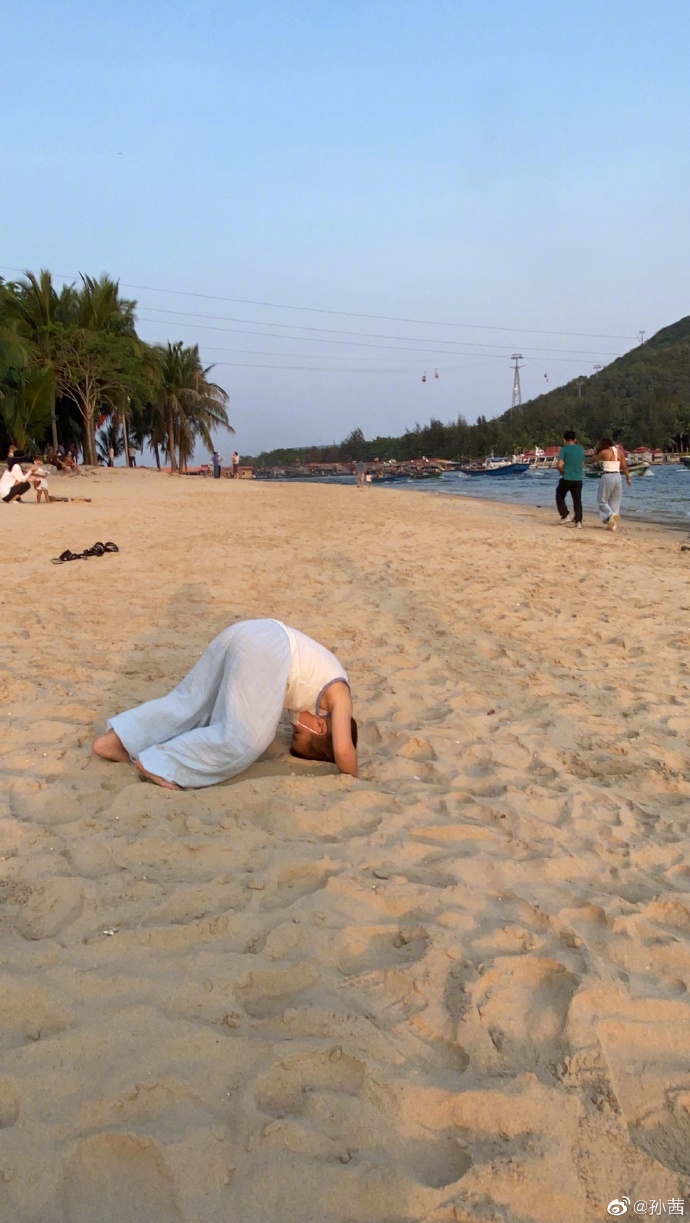 孙茜海边度假分享夕阳美景 儿子沙滩上玩前滚翻呆萌可爱