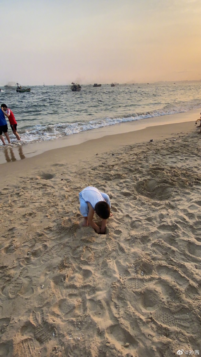 孙茜海边度假分享夕阳美景 儿子沙滩上玩前滚翻呆萌可爱