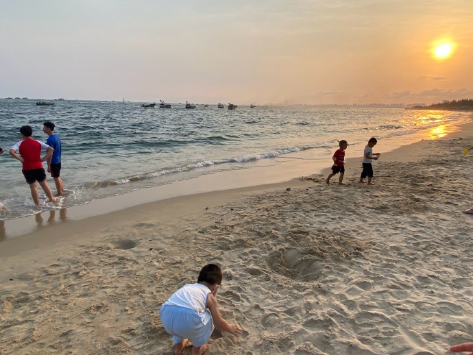 孙茜海边度假分享夕阳美景 儿子沙滩上玩前滚翻呆萌可爱