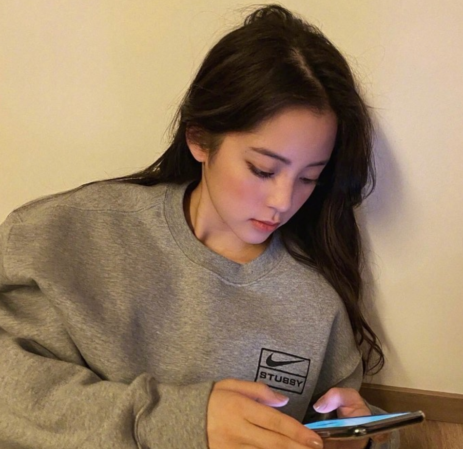 欧阳娜娜单手抱狗可爱嘟嘴 系蝴蝶领结少女感十足