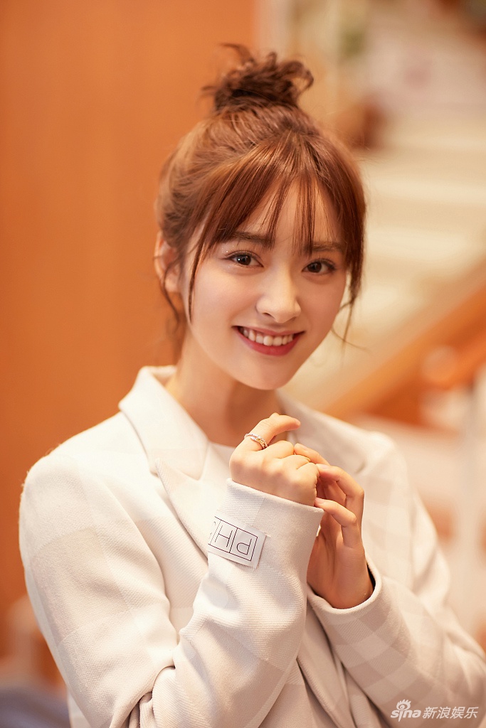 沈月扎丸子头拍写真 笑容灿烂萌化人心