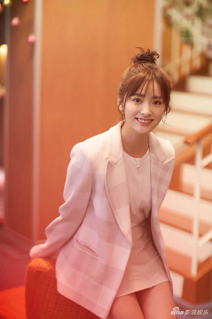 沈月扎丸子头拍写真 笑容灿烂萌化人心