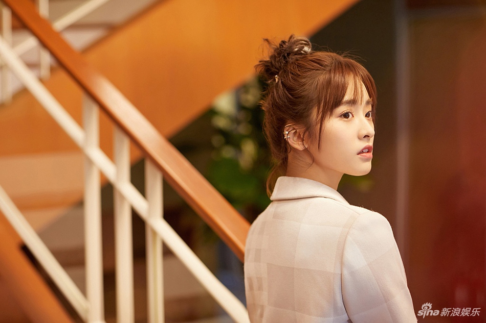 沈月扎丸子头拍写真 笑容灿烂萌化人心