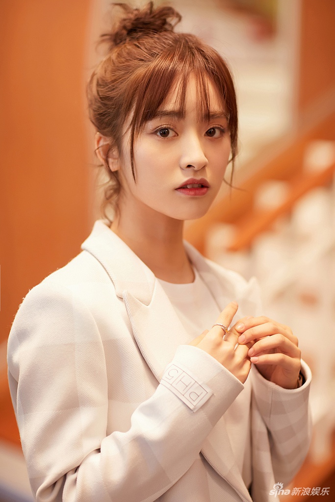 沈月扎丸子头拍写真 笑容灿烂萌化人心