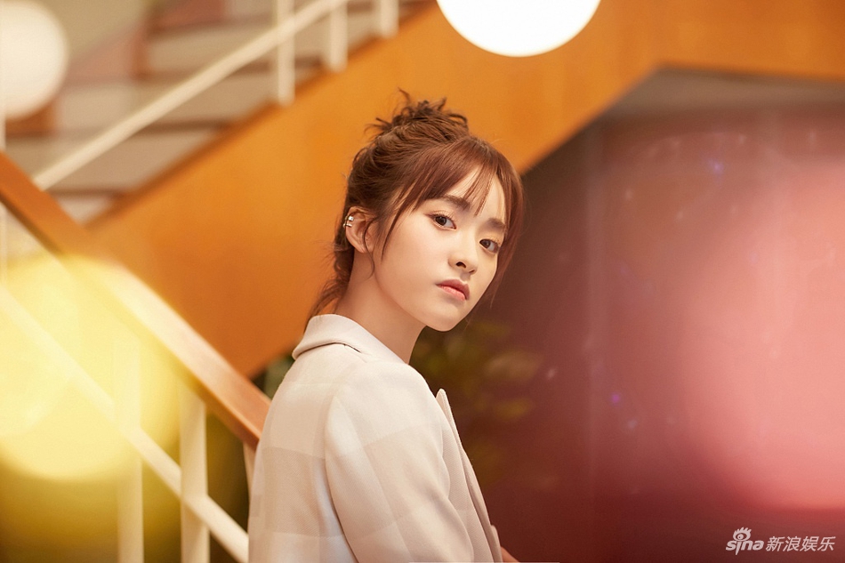 沈月扎丸子头拍写真 笑容灿烂萌化人心