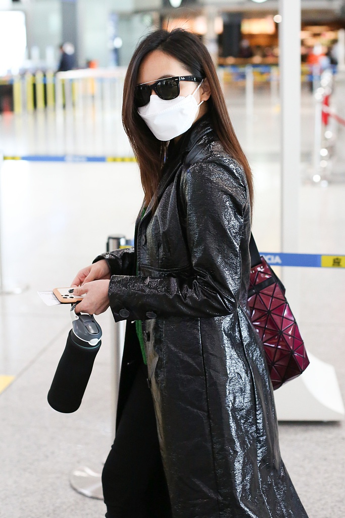 刘惜君穿黑色大衣现身机场 长发披肩又美又飒