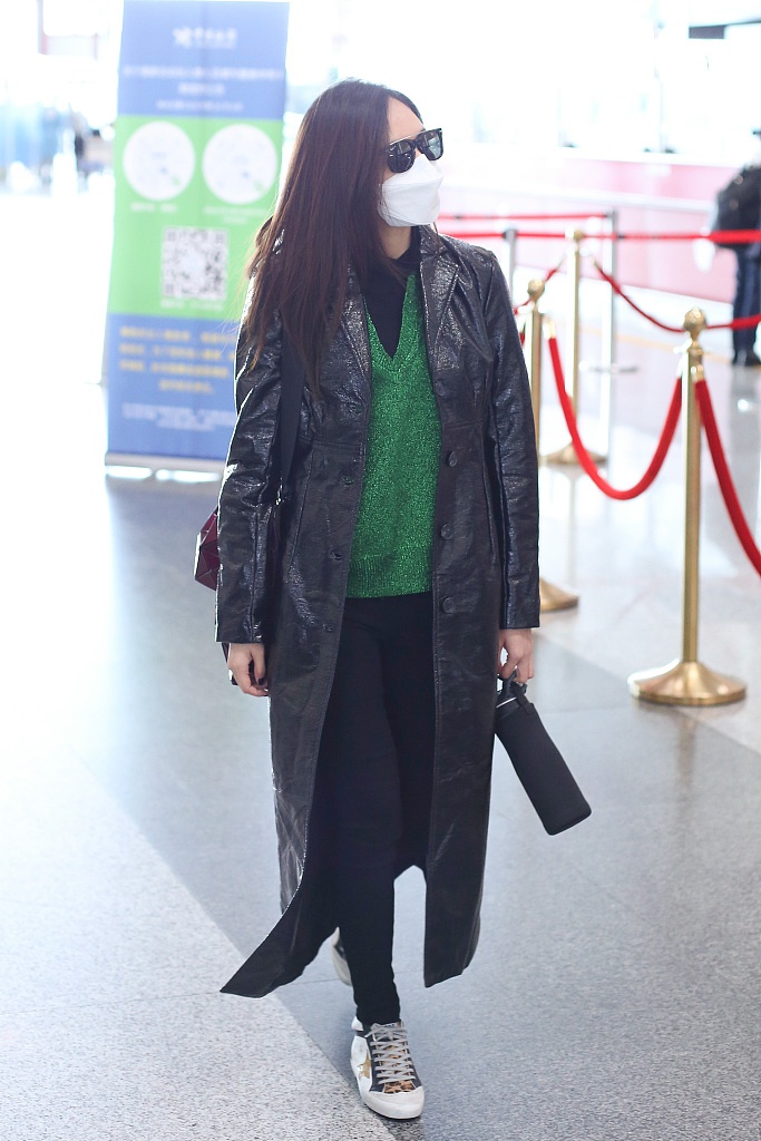 刘惜君穿黑色大衣现身机场 长发披肩又美又飒