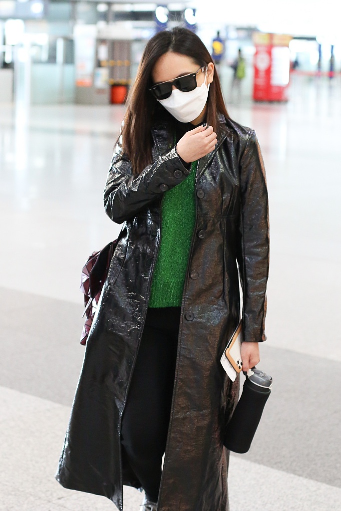 刘惜君穿黑色大衣现身机场 长发披肩又美又飒