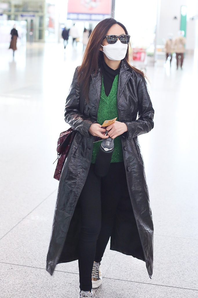 刘惜君穿黑色大衣现身机场 长发披肩又美又飒