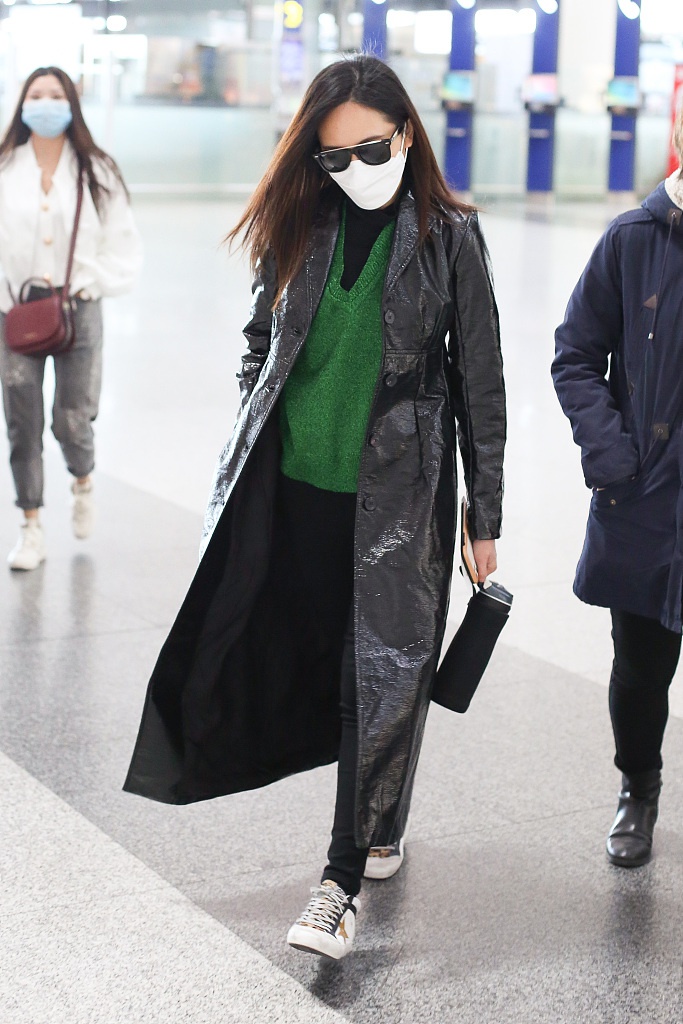 刘惜君穿黑色大衣现身机场 长发披肩又美又飒