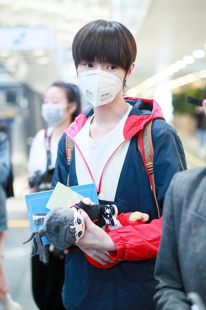 宋继扬穿撞色外套少年感十足 顺毛背米奇双肩包乖巧可爱