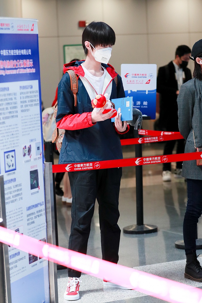 宋继扬穿撞色外套少年感十足 顺毛背米奇双肩包乖巧可爱