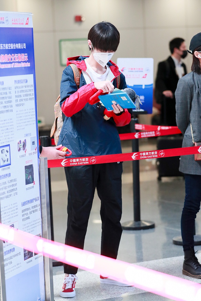 宋继扬穿撞色外套少年感十足 顺毛背米奇双肩包乖巧可爱