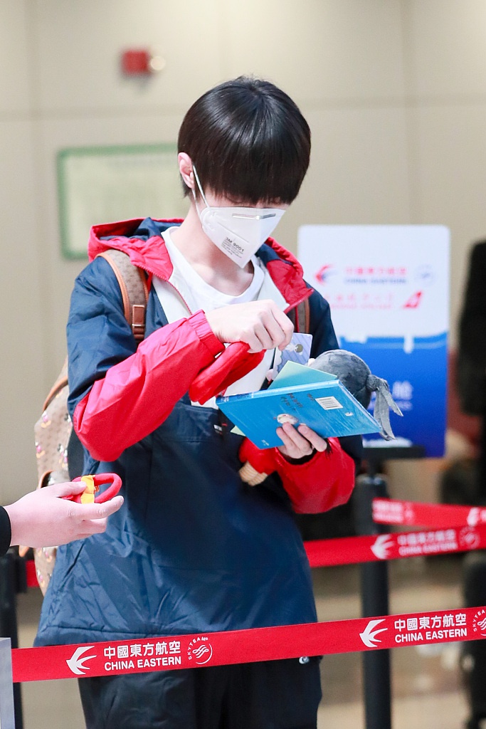 宋继扬穿撞色外套少年感十足 顺毛背米奇双肩包乖巧可爱