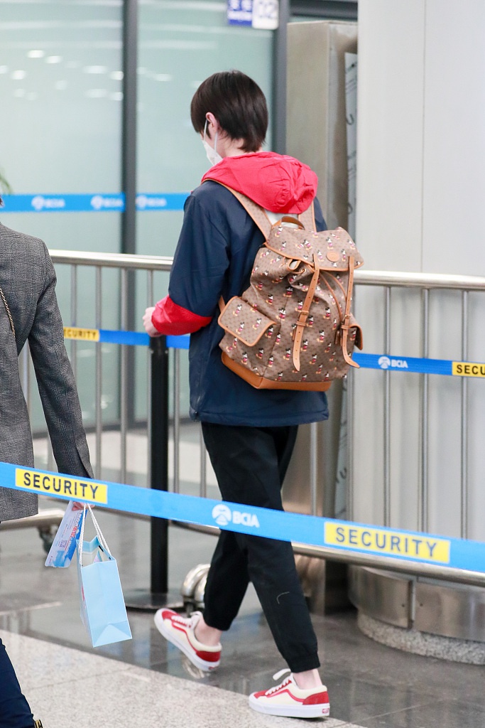 宋继扬穿撞色外套少年感十足 顺毛背米奇双肩包乖巧可爱