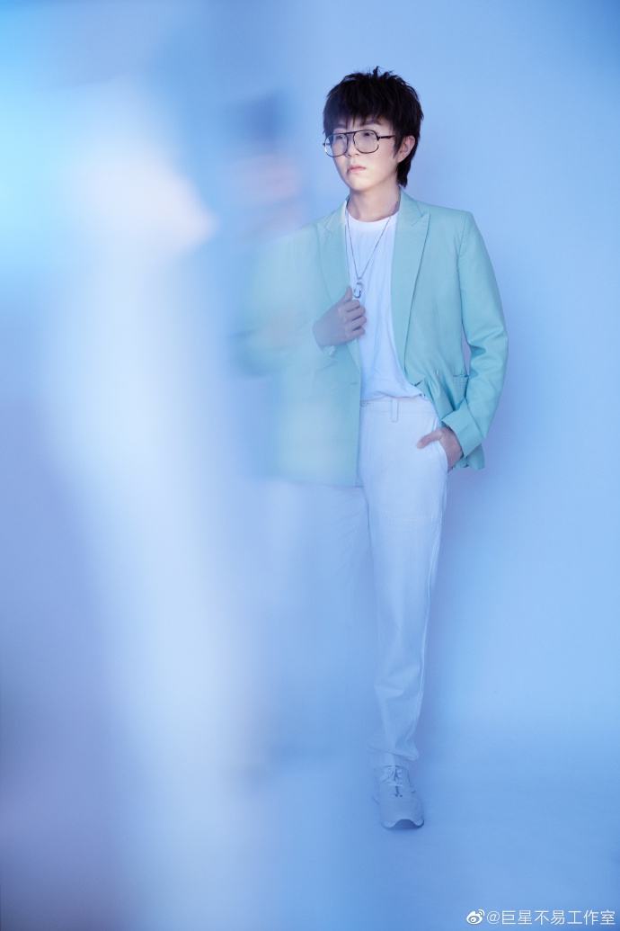 毛不易穿薄荷绿西装干净清爽 黑框眼镜显成熟稳重