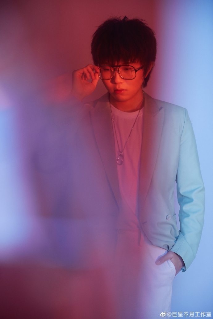 毛不易穿薄荷绿西装干净清爽 黑框眼镜显成熟稳重