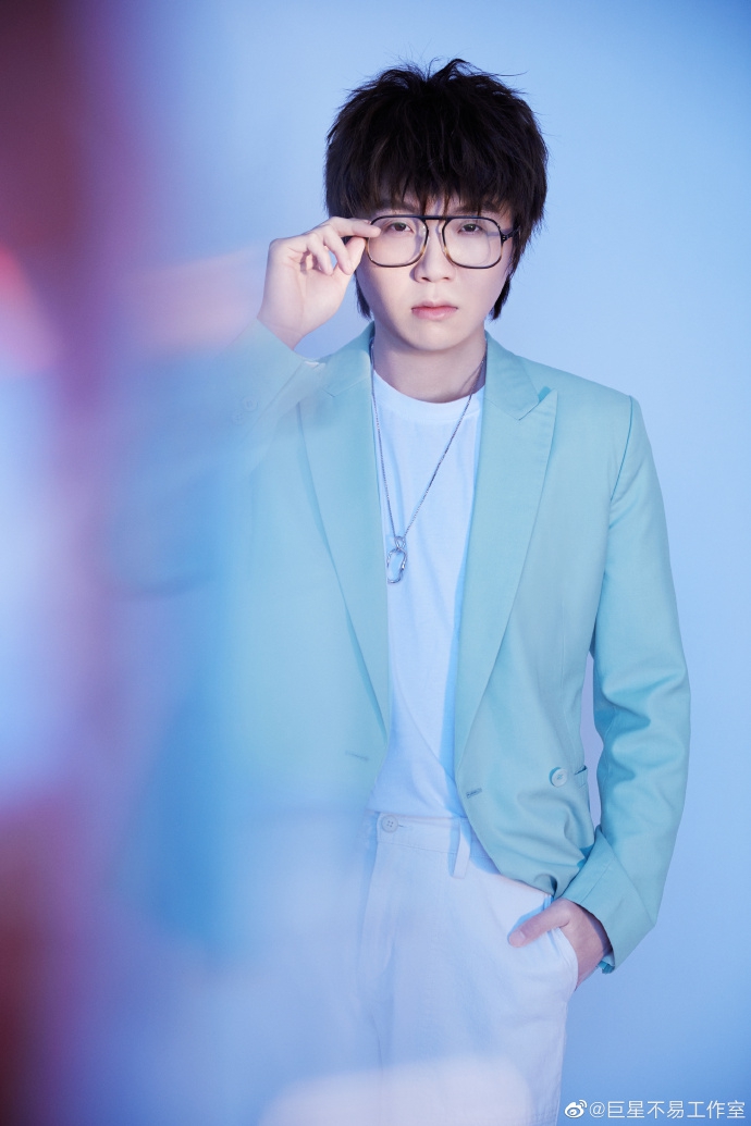 毛不易穿薄荷绿西装干净清爽 黑框眼镜显成熟稳重