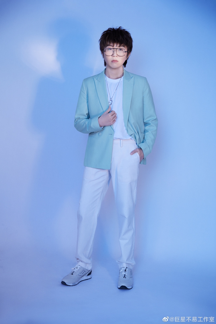 毛不易穿薄荷绿西装干净清爽 黑框眼镜显成熟稳重