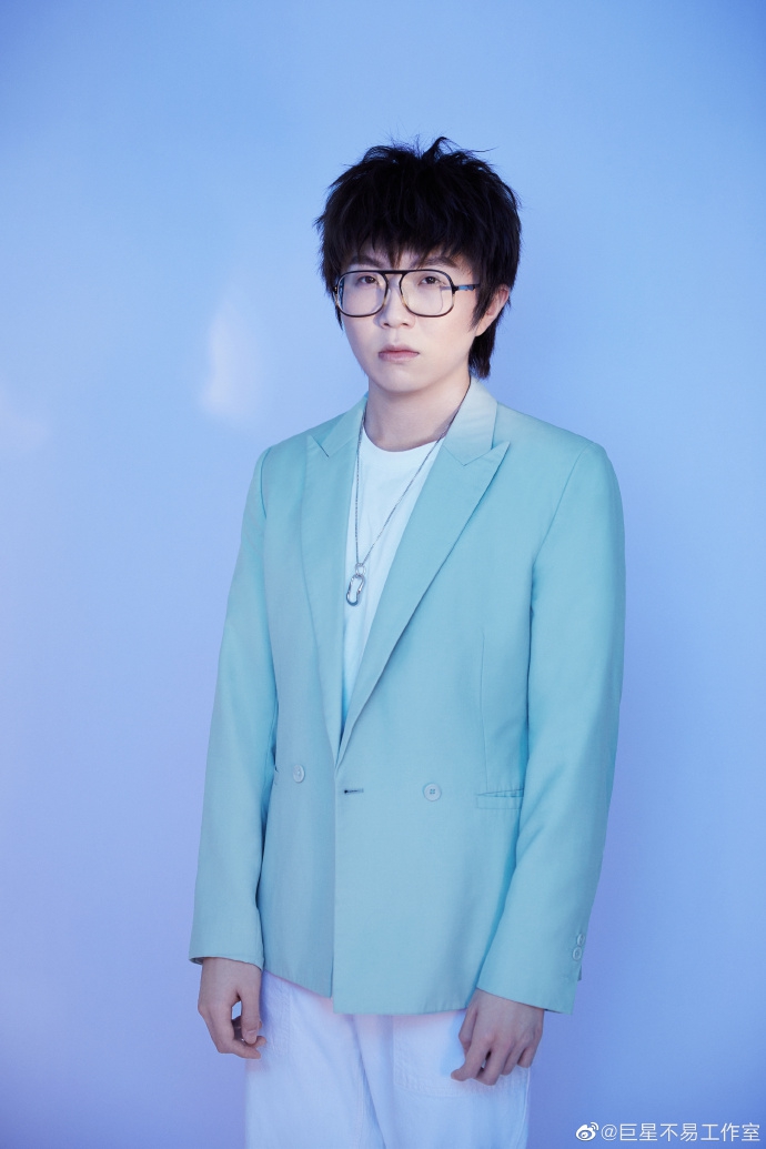 毛不易穿薄荷绿西装干净清爽 黑框眼镜显成熟稳重