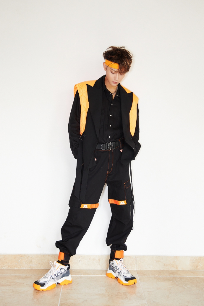 黄子韬穿撞色西装搭工装裤酷帅有型 橙色发带元气满满