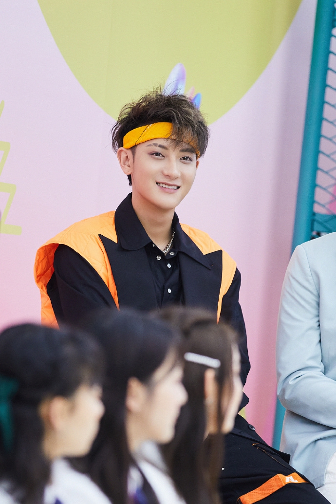 黄子韬穿撞色西装搭工装裤酷帅有型 橙色发带元气满满