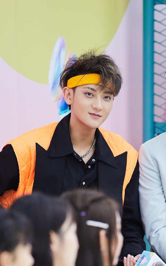 黄子韬穿撞色西装搭工装裤酷帅有型 橙色发带元气满满