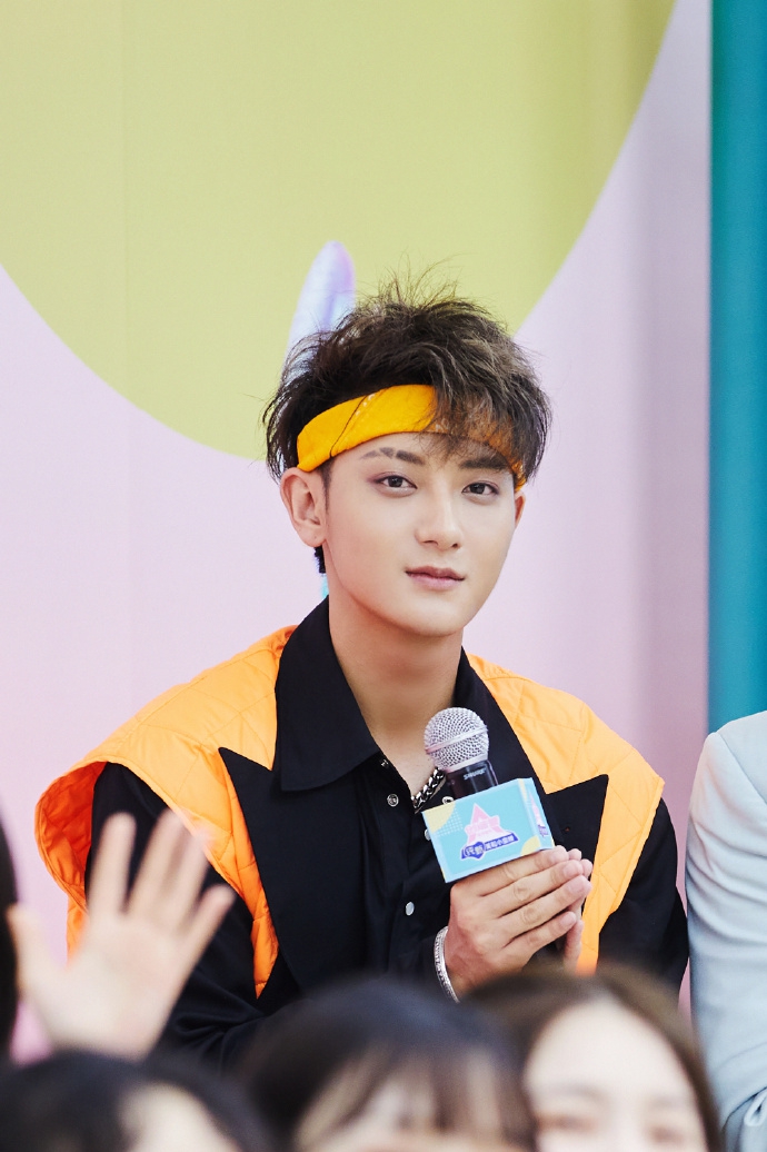 黄子韬穿撞色西装搭工装裤酷帅有型 橙色发带元气满满