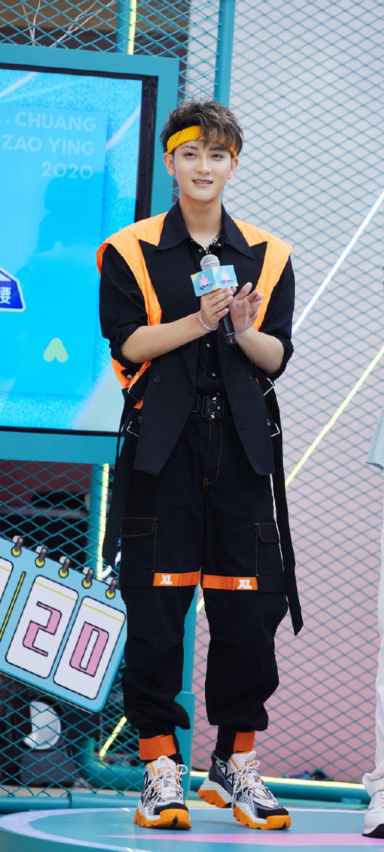 黄子韬穿撞色西装搭工装裤酷帅有型 橙色发带元气满满