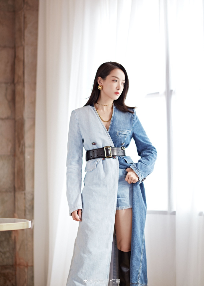 宋茜穿拼接牛仔裙配长靴酷飒有型 泪痣妆容别致俏丽