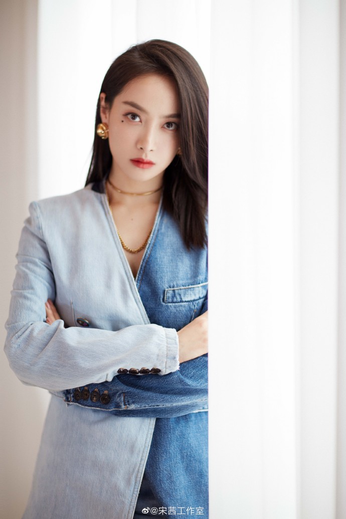 宋茜穿拼接牛仔裙配长靴酷飒有型 泪痣妆容别致俏丽