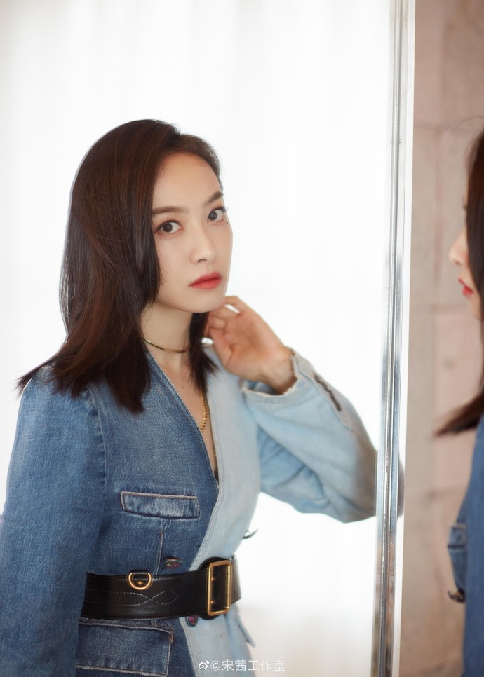 宋茜穿拼接牛仔裙配长靴酷飒有型 泪痣妆容别致俏丽