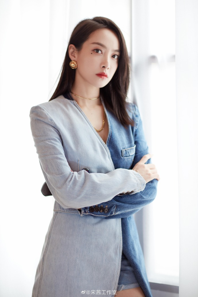 宋茜穿拼接牛仔裙配长靴酷飒有型 泪痣妆容别致俏丽