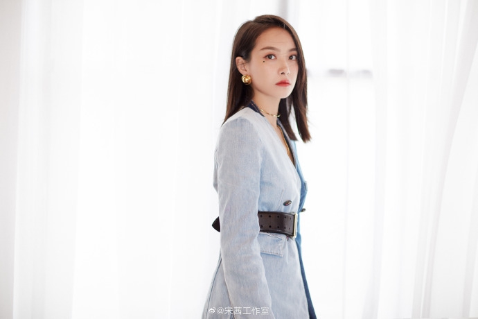 宋茜穿拼接牛仔裙配长靴酷飒有型 泪痣妆容别致俏丽