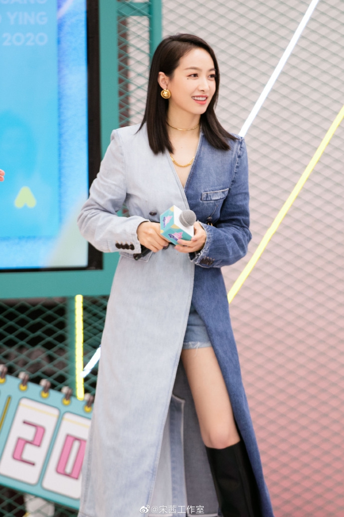 宋茜穿拼接牛仔裙配长靴酷飒有型 泪痣妆容别致俏丽