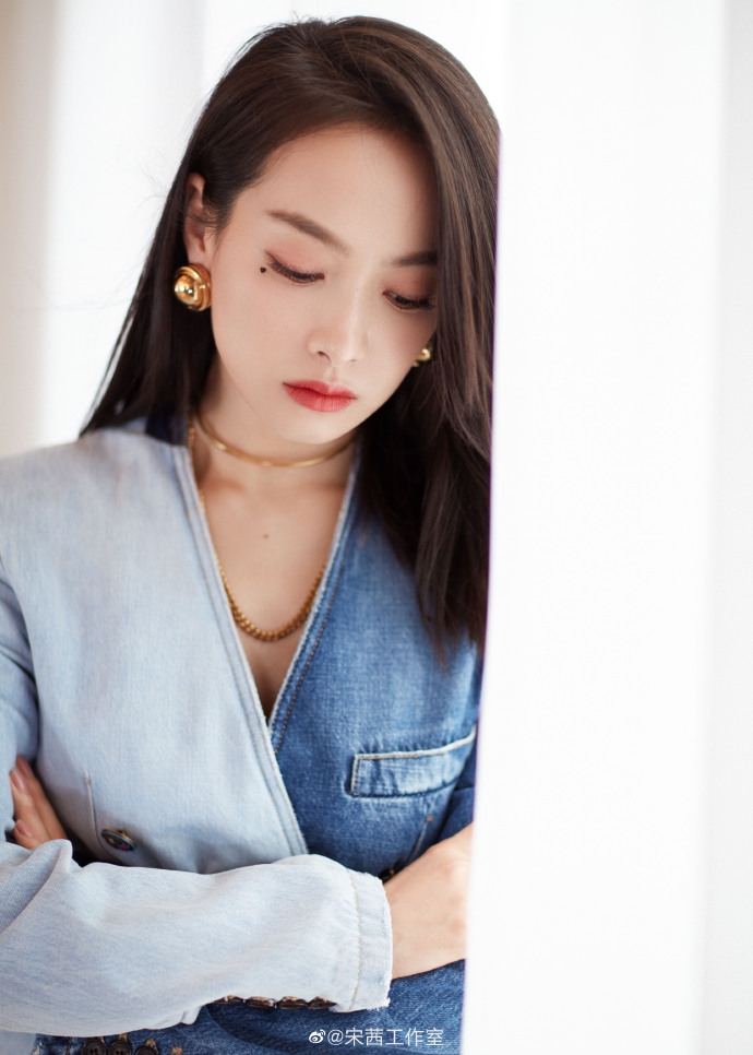 宋茜穿拼接牛仔裙配长靴酷飒有型 泪痣妆容别致俏丽