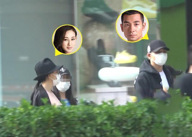 赵文卓一家三口外出逛街 母女二人边走边聊心情好