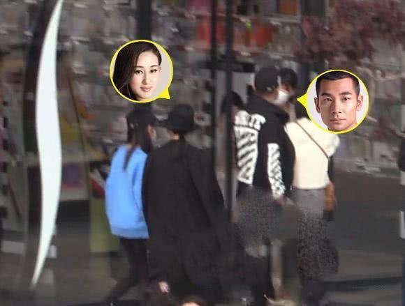 赵文卓一家三口外出逛街 母女二人边走边聊心情好