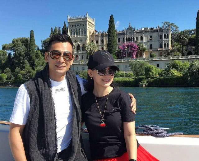 赵文卓一家三口外出逛街 母女二人边走边聊心情好