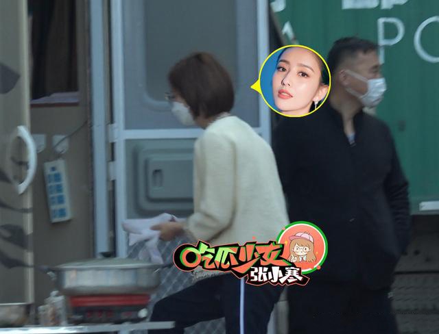 佟丽娅大口吃饭惊现双下巴 下班携爱子回家互动超有爱