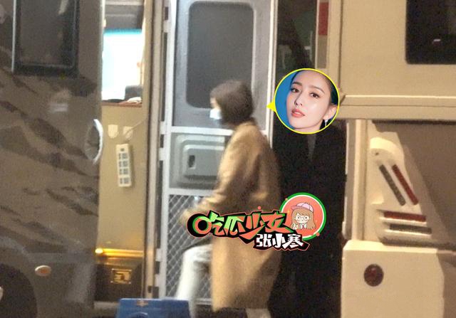 佟丽娅大口吃饭惊现双下巴 下班携爱子回家互动超有爱