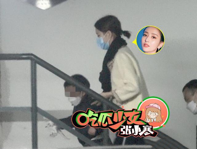 佟丽娅大口吃饭惊现双下巴 下班携爱子回家互动超有爱