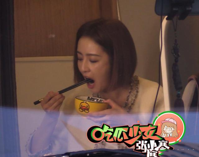 佟丽娅大口吃饭惊现双下巴 下班携爱子回家互动超有爱