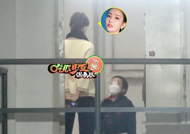 佟丽娅大口吃饭惊现双下巴 下班携爱子回家互动超有爱