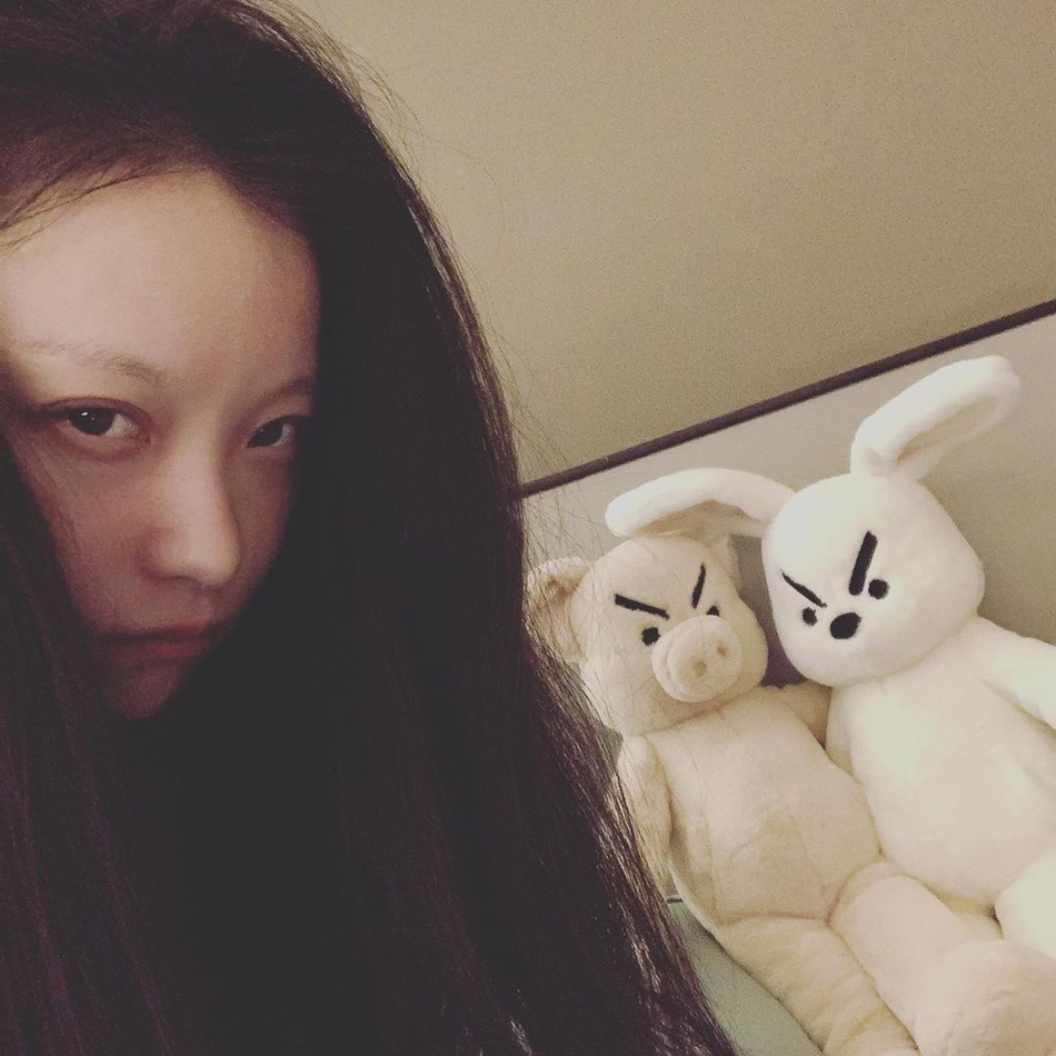 倪妮晒素颜自拍眉毛消失 同框动物玩偶表情“很生气”