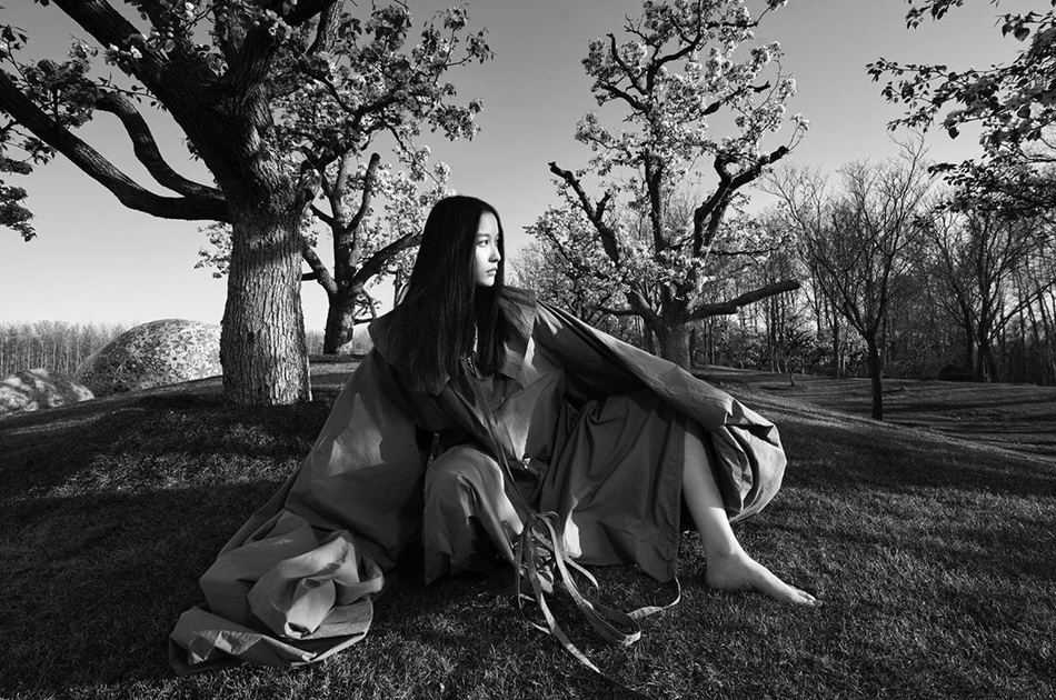 倪妮晒素颜自拍眉毛消失 同框动物玩偶表情“很生气”