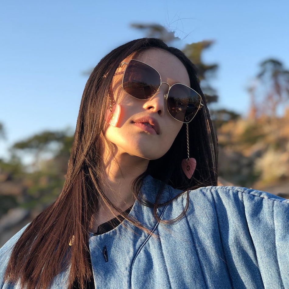 倪妮晒素颜自拍眉毛消失 同框动物玩偶表情“很生气”