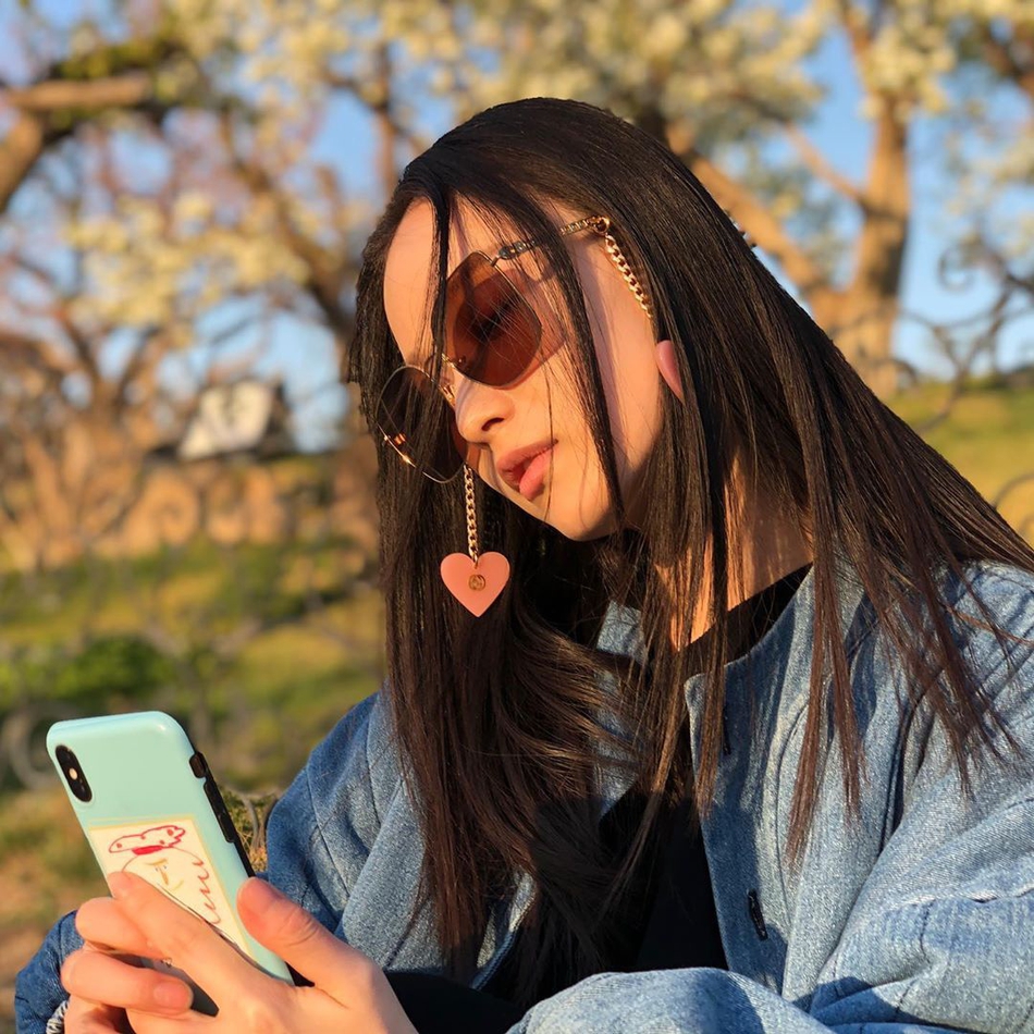 倪妮晒素颜自拍眉毛消失 同框动物玩偶表情“很生气”