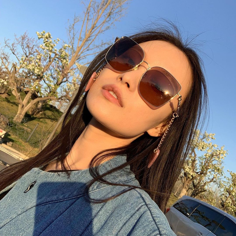 倪妮晒素颜自拍眉毛消失 同框动物玩偶表情“很生气”